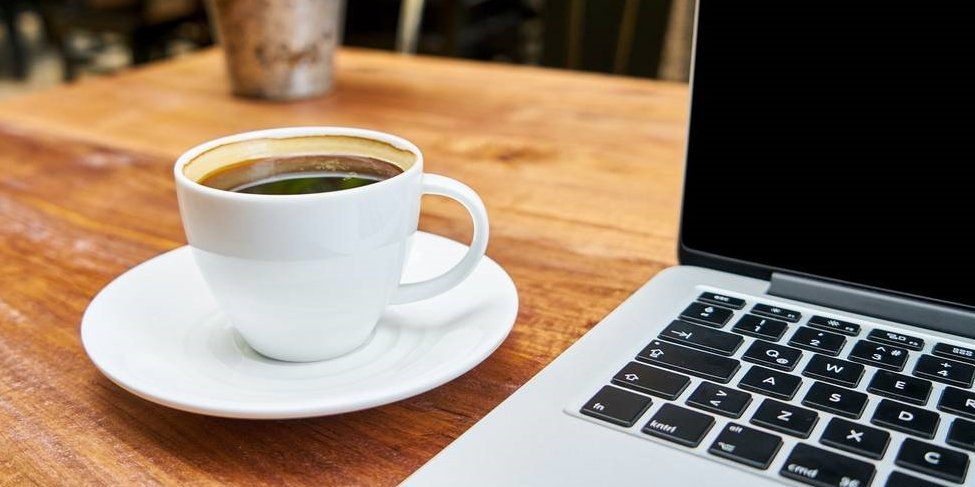 Coverbild zu "Digitaler Donnerstag": Kaffeetasse neben Notebook