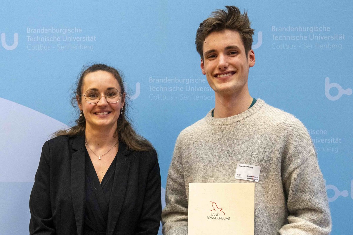 Die Landesbeauftragte für Schülerwettbewerbe Patricia Reich neben Magnus Schlinsog vom Humboldt-Gymnasium Potsdam stehend, dem sie den Sonderpreis des MBJS übergab.