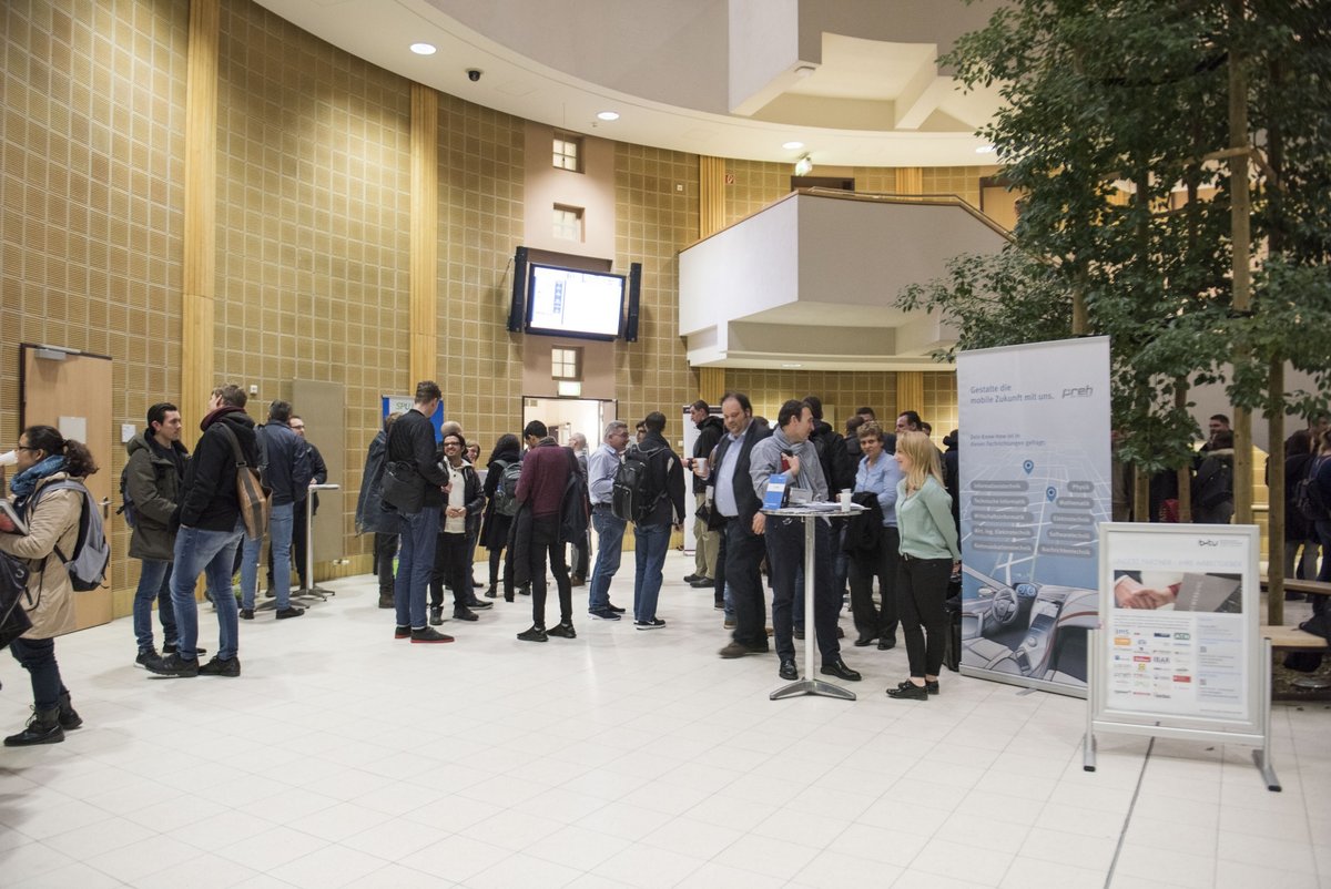 Individuelle Gespräche zwischen Unternehmensvetretern und Studierenden im Foyer des Konrad-Zuse-Medienzentrums.n