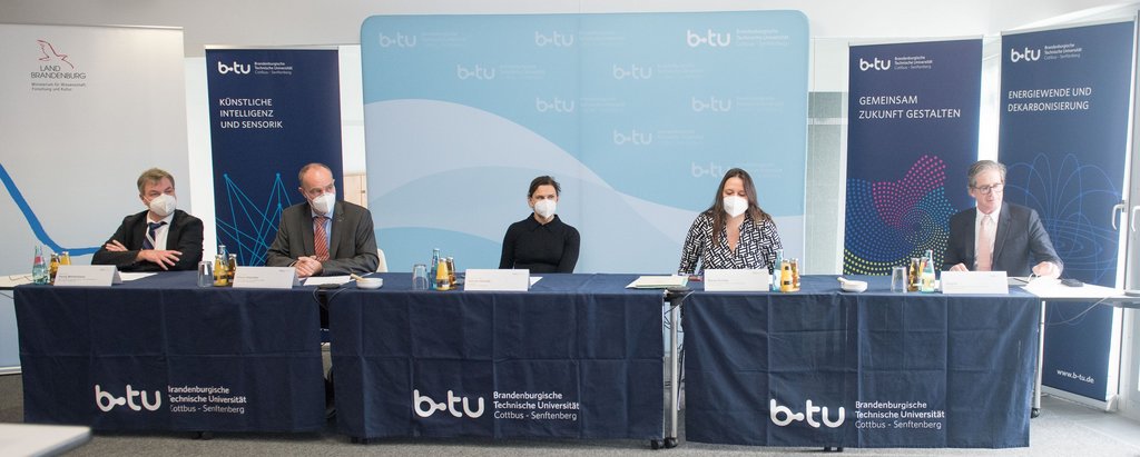 Pressekonferenz: Für die Fragen der Medienvertreter standen im Rahmen des Pressegespräches zur Verfügung (v.l.n.r.): Prof. Georg Möhlenkamp (BTU), Prof. Klaus Höschler (BTU), Prof. Gesine Grande (BTU), Dr. Manja Schüle (MWFK), Dr. Jörg Au (Rolls Royce), Foto: Ralf Schuster