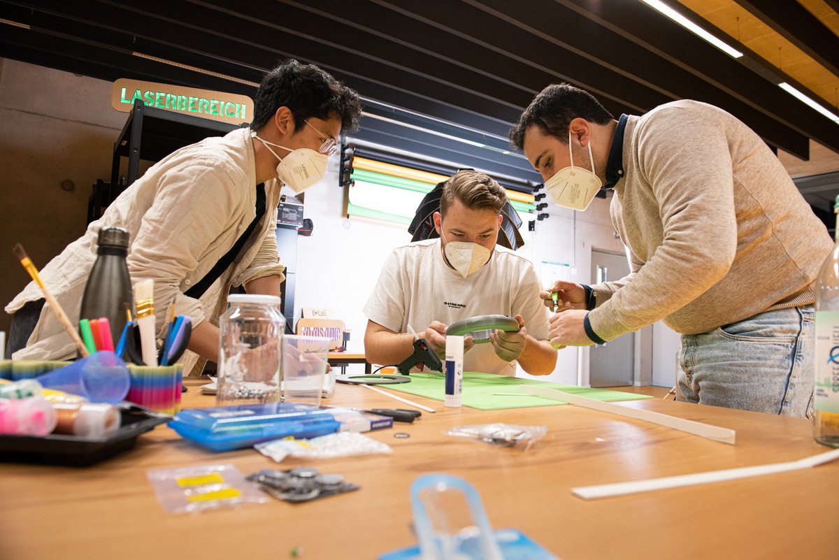 Studierende arbeiten im COLab