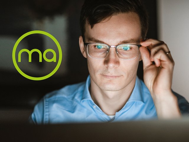 Kritischer Betrachter vor dem Laptop