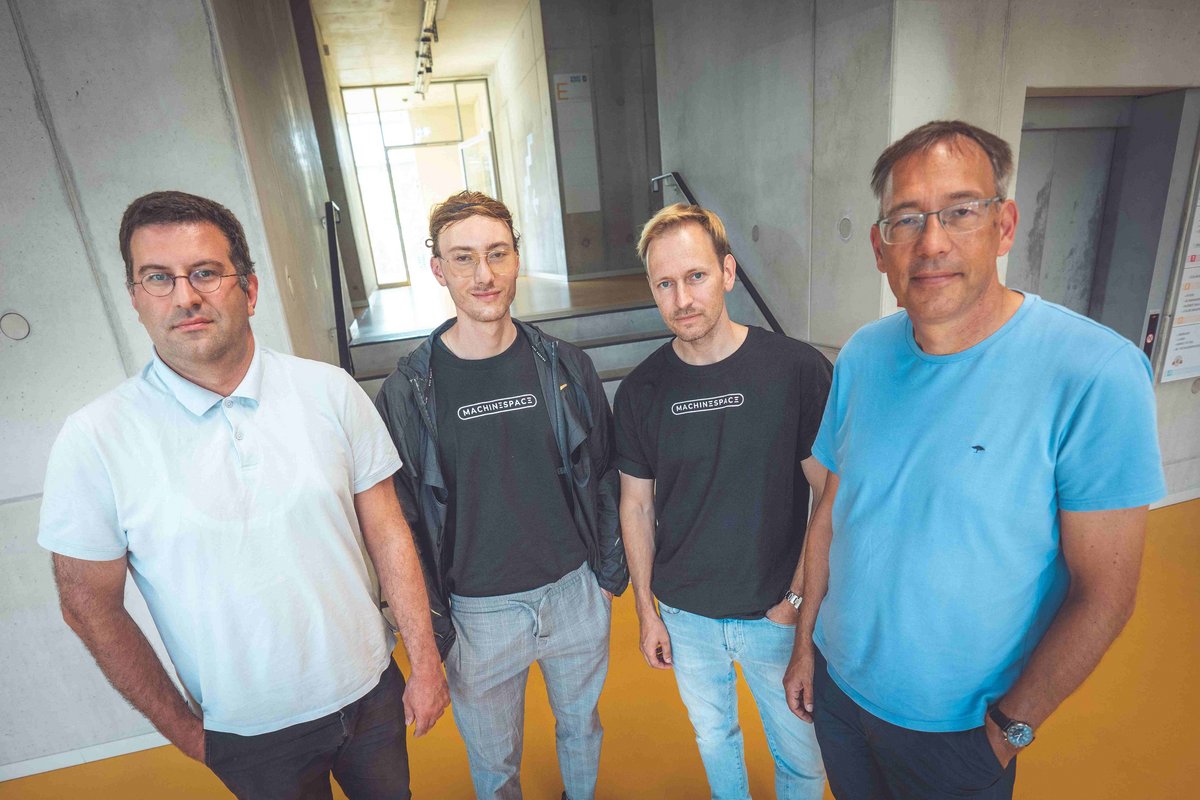 Auf dem Foto (von rechts): Dr. Viktor Zakar vom BTU-Gründungsservice, die Gründer Jannis Werner und Björn Hansen, Mentor Prof. Dr.-Ing. Ingo Schmitt.