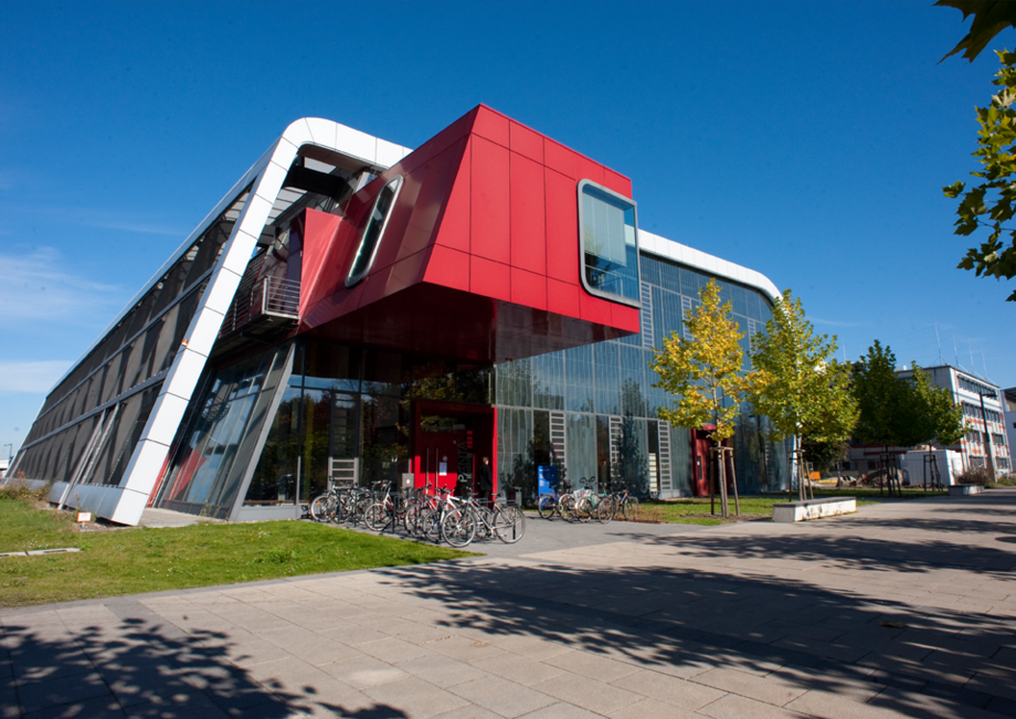 State of the art facilities Das Bild für den Grund 4: Moderne Ausstattung - Auf dem Bild steht ein Lehrgebäude der BTU