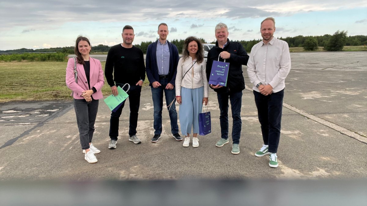 Gruppenfoto mit Vertretern von Lausitz Science Park und Clean Energy Valley Schleswig-Holstein auf der ehemaligen Rollbahn