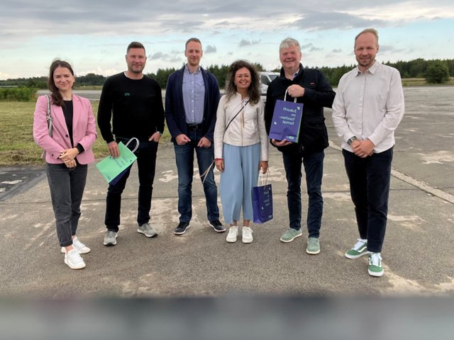 Gruppenfoto mit Vertretern von Lausitz Science Park und Clean Energy Valley Schleswig-Holstein auf der ehemaligen Rollbahn