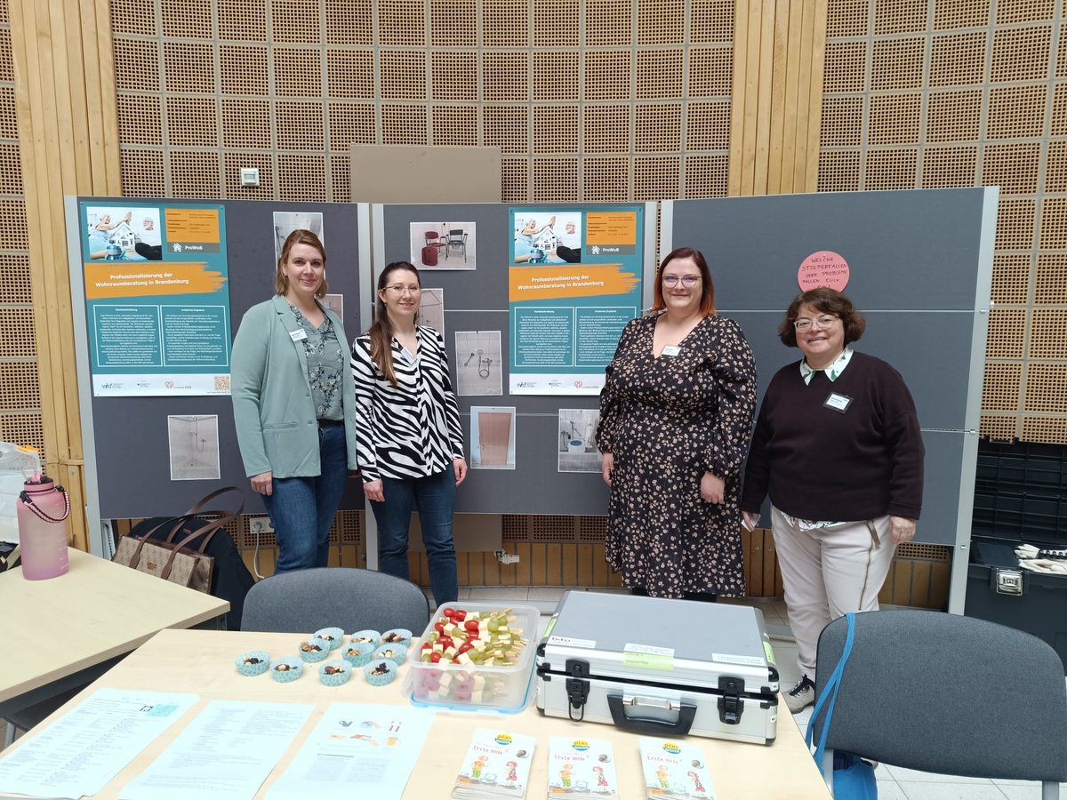Das Foto zeigt die Mitarbeiter*innen im Projekt ProWoB vor dem Stand am Tag der offenen Tür, Juliane Weser, Margarita Victorova, Sarah Kautz und Bettina Glunde (v.l.n.r) 