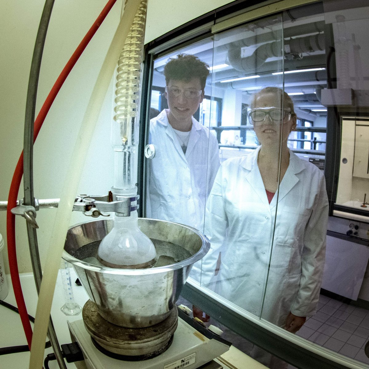 Zwei Camp-Teilnehmende im Chemielabor.