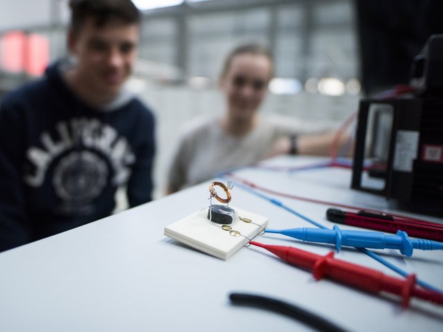 Schüler beim Bauen eines Elektromotors