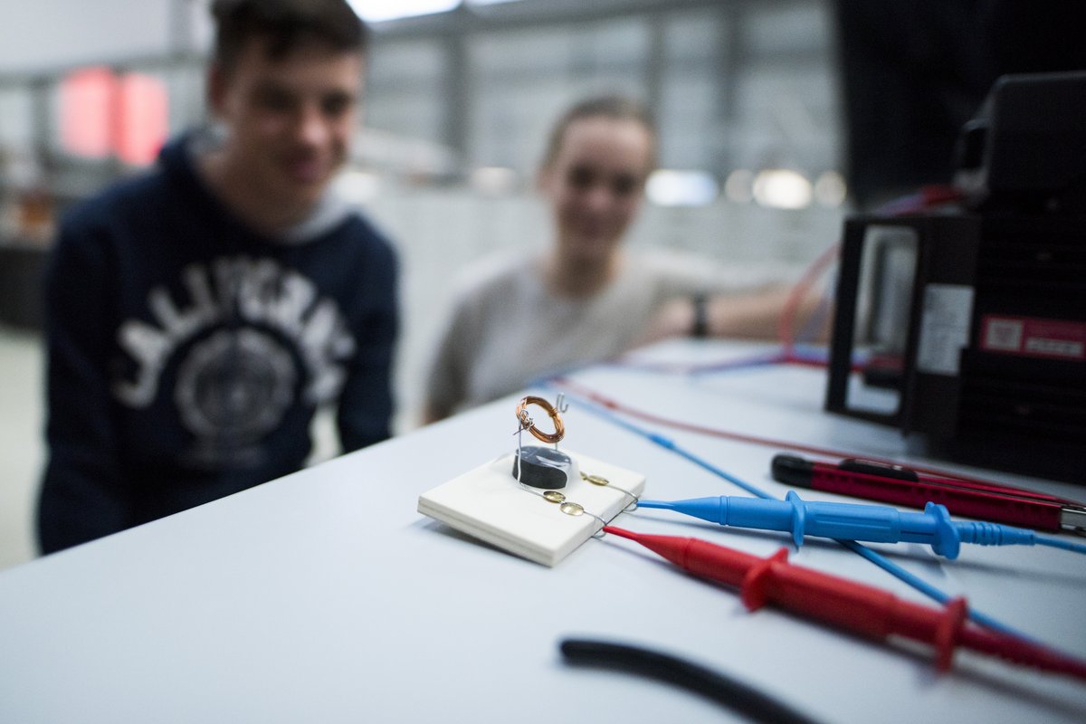 Schüler beim Bauen eines Elektromotors