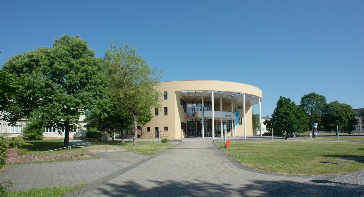 Außenansicht Konrad-Zuse-Medienzentrum auf dem Campus Senftenberg