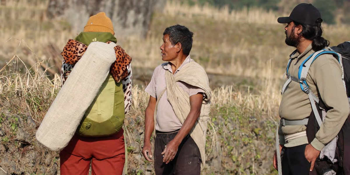 3 Menschen beim Wandern