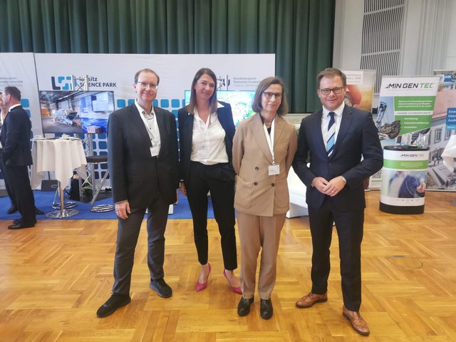 From left: Prof. Michael Hübner, BTU Vice President for Research and Transfer, Ariane Derks, Managing Director of the Lausitz Science Park, BTU President Prof. Gesine Grande and Carsten Schneider, Federal Government Commissioner for Eastern Germany. 