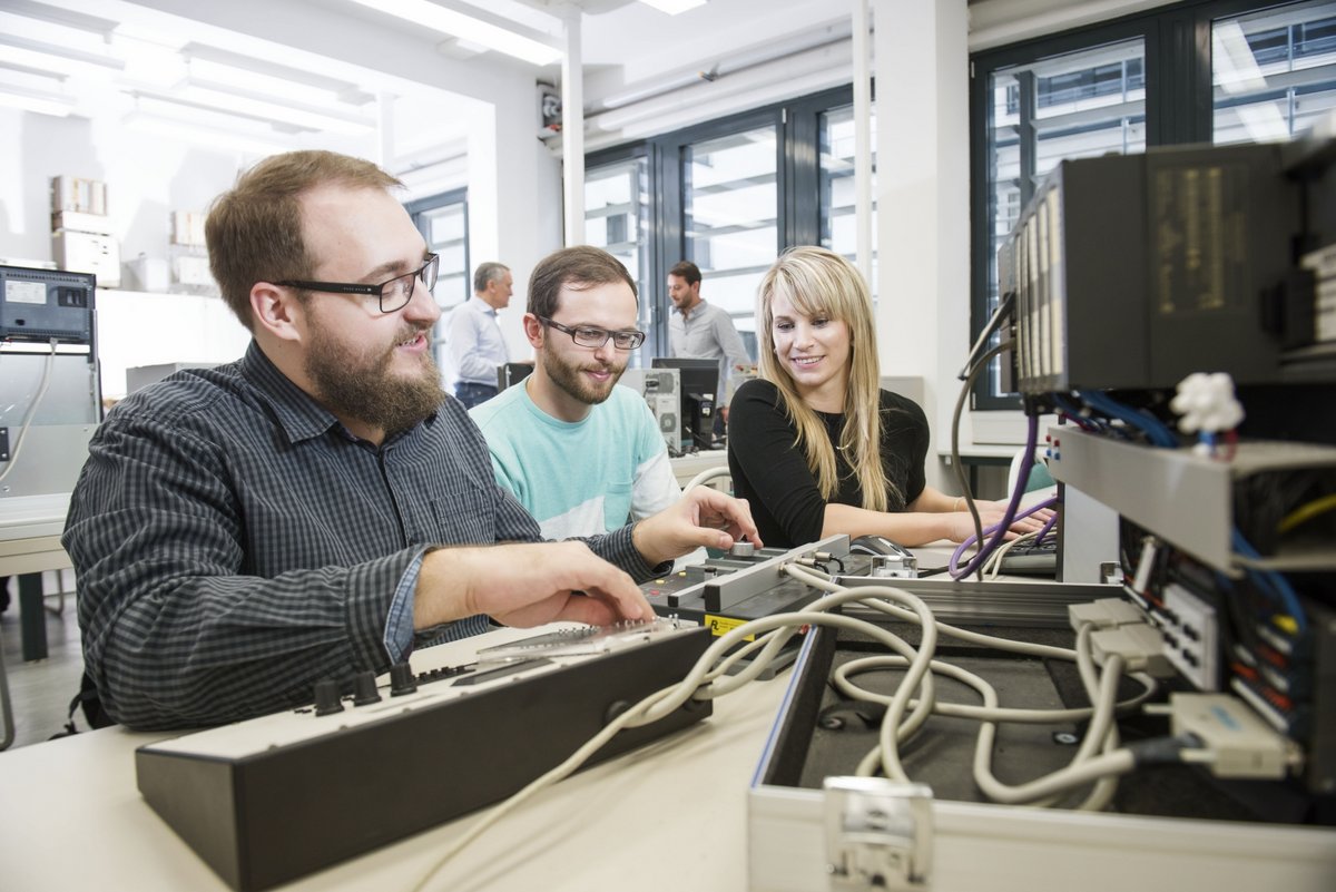 Studierende im Elektrotechnik-Labor