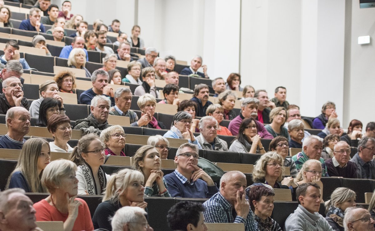 Teilnehmende einer Vorlesung der Reihe Open BTU im Hörsaal.