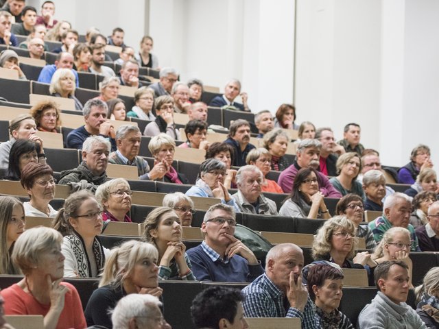 Teilnehmende einer Vorlesung der Reihe Open BTU im Hörsaal.