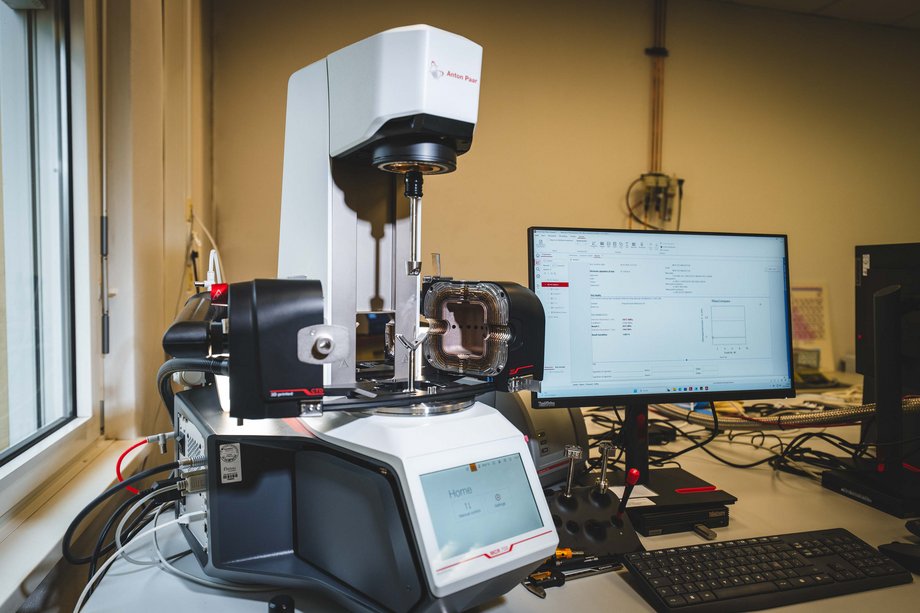 Foto unseres dynamisch-mechanischen Analysators (DMA) Anton Paar MCR 703 MultiDrive