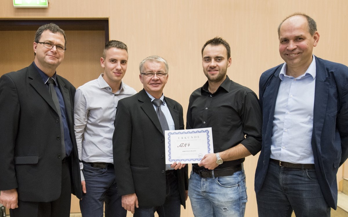 Das drittplatzierte Team mit Prof. Simon (links).