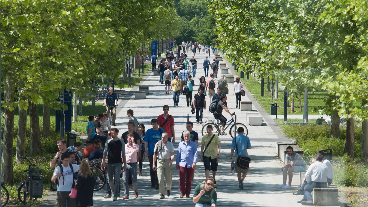 Studierende auf der Konrad-Wachsmann-Allee