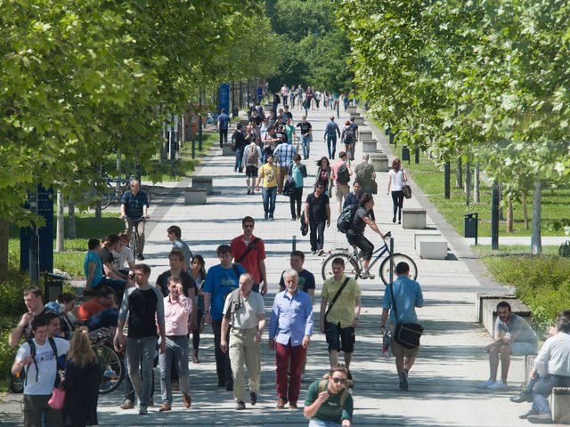 BTU Angehörige laufen die Konrad-Wachsmann-Allee entlange