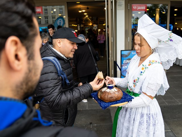 Junge Frau in Spreewaldtracht überreicht Brot und Salz