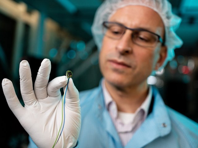 Projektleiter Prof. Dr. Harald Schenk im Reinraum