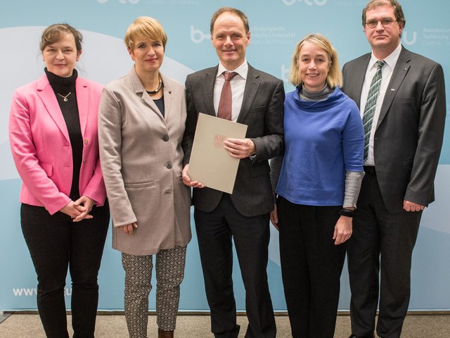 Gruppenbild der Vertreterinnen und Vertreter von IKMNS Dresden und BTU mit der brandenburgischen Wissenschaftsministerin Martina Müncht