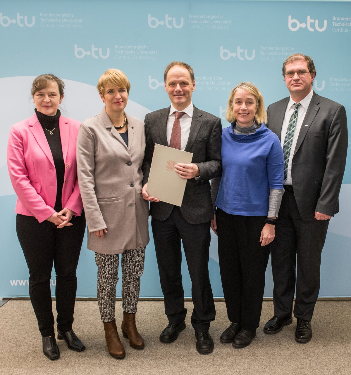 Gruppenbild der Vertreterinnen und Vertreter von IKMNS Dresden und BTU mit der brandenburgischen Wissenschaftsministerin Martina Müncht