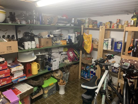 Ein Keller mit Lebensmitteln, Geschirr, Küchengeräten etc.