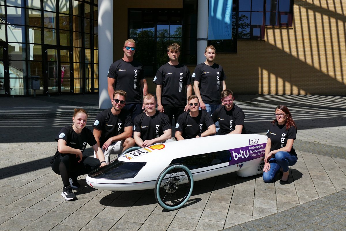 Gruppenfoto des Teams Lausitz Dynamics mit ihrem Energiesparmobil "Shark LaDy". Foto: BTU, Team Lausitz Dynamics