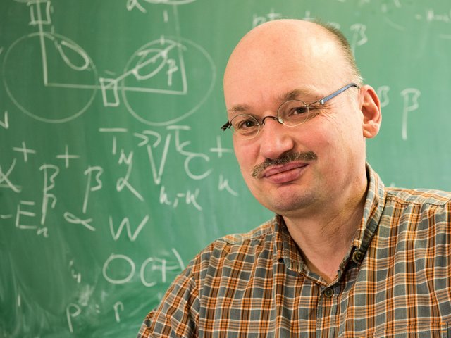 Portrait photo of Prof. Dr Götz Seibold. 