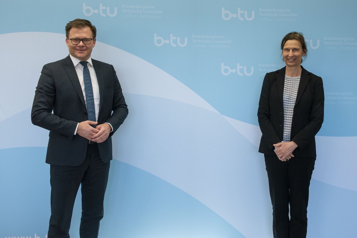 Staatsminister Carsten Schneider und Prof. Gesine Grande