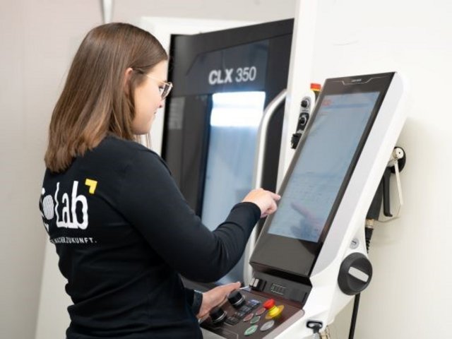 Tina Rischke vor der CNC-Drehmaschine