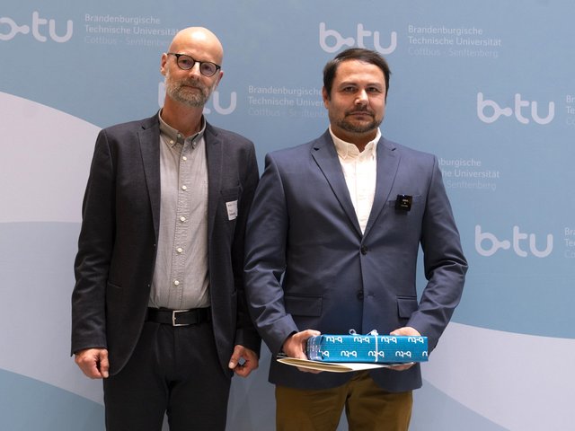 BTU Vice President for Studies and Teaching Prof. Dr. Peer Schmidt (left) and the winner of the Teaching Award 2023 Dr. Francesc G. Rodríguez Mansilla standing next to each other with the award. 