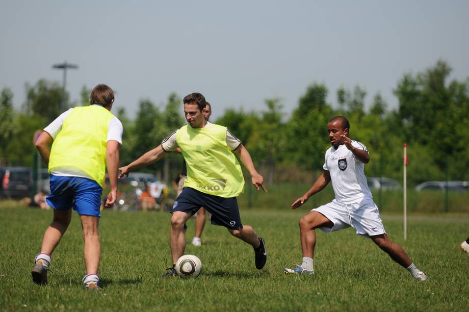 Studenten spielen Fußball auf dem Sportplatz