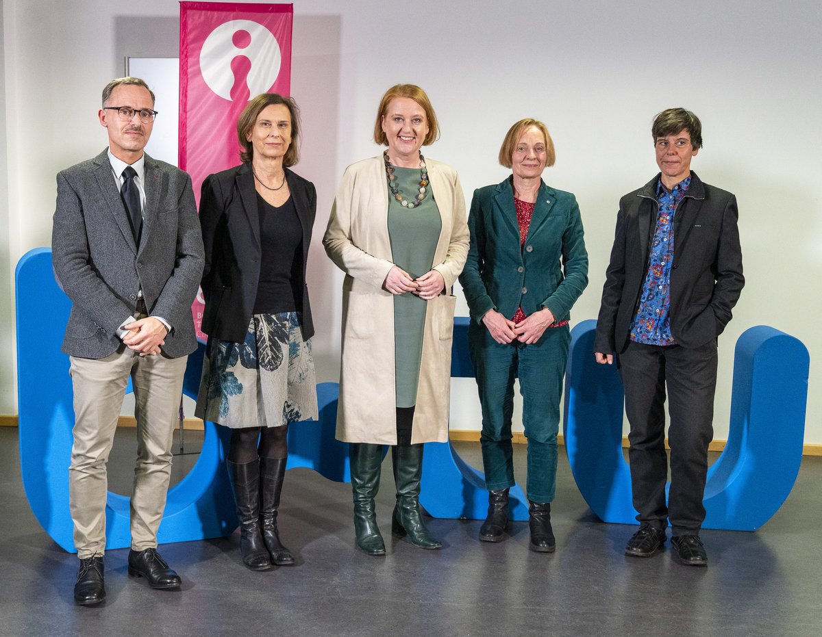 (v.l.n.r.): Prof. Bilz, Prof. Dr. Gesine Grande, Bundesministerin Lisa Paus, Petra Budke, Prof. Dr. Heike Radvan Foto: BTU / Ralf Schuster