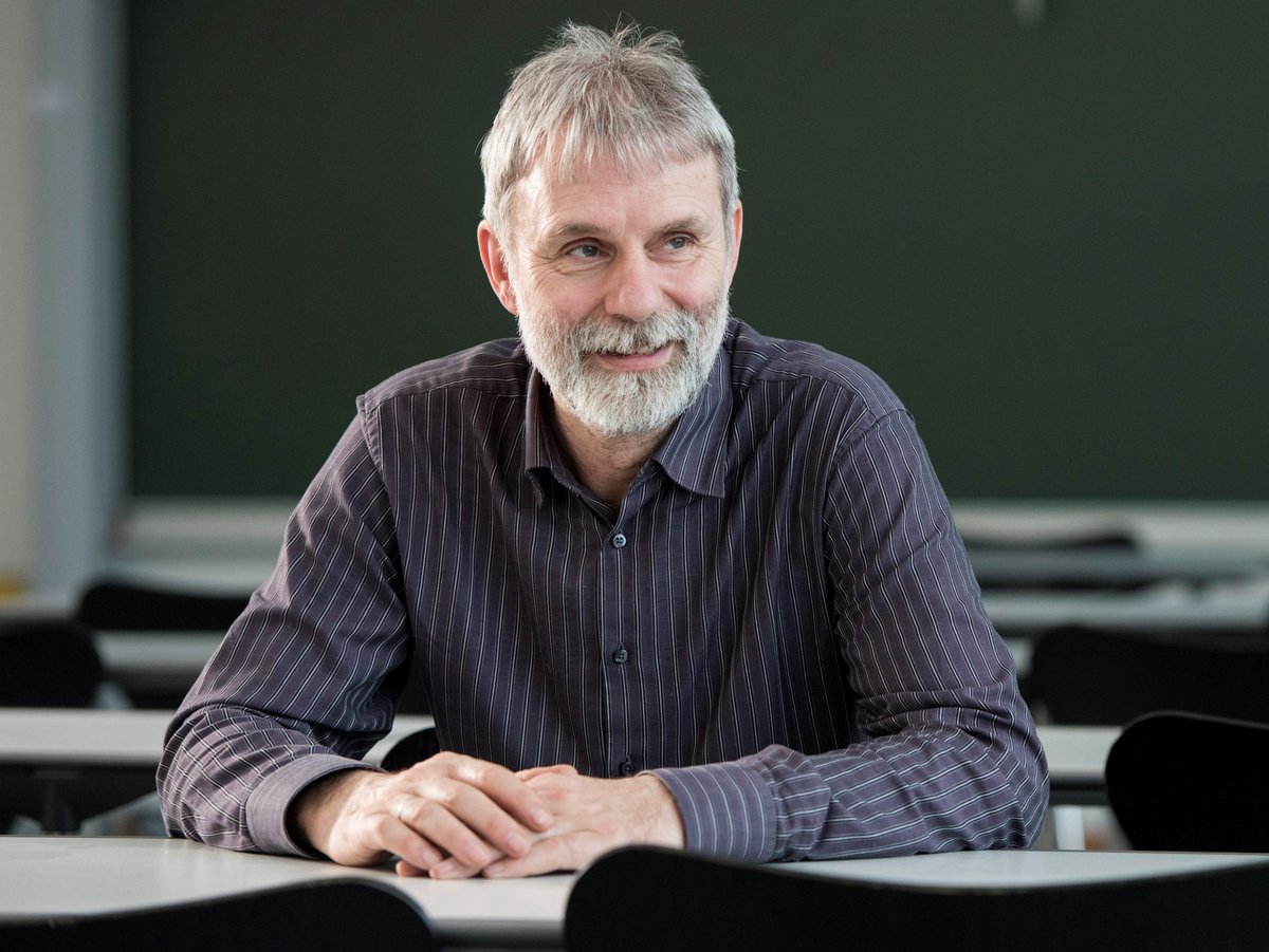 Portrait photo of Prof. Dr. Matthias Koziol.