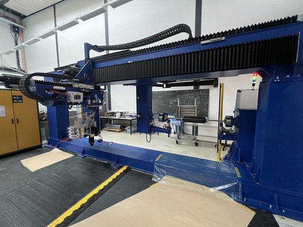 Faserwickelanlage Mikrosam A.D. MAW 20 LS4/1 mit gewickeltem Behälter im Hintergrund