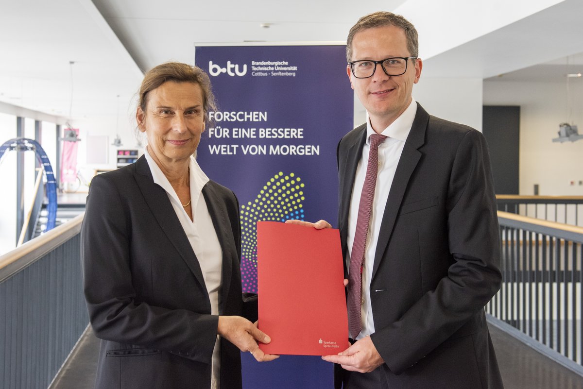 BTU-Präsidentin Prof. Dr. Gesine Grande und André Müller, Direktor der Direktion Cottbus-Nord der Sparkasse Spree-Neiße