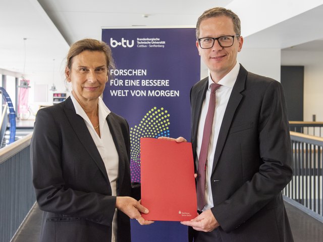 BTU-Präsidentin Prof. Dr. Gesine Grande und André Müller, Direktor der Direktion Cottbus-Nord der Sparkasse Spree-Neiße