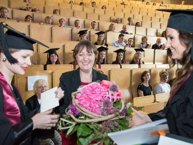 Prof. Dr. Juliane Eichhorn (Bildmitte) mit Absolventinnen des Studiengangs Pflegewissenschaft im Rahmen der Zeugnisübergabe 2017 im Konrad-Zuse-Medienzentrum stehend.