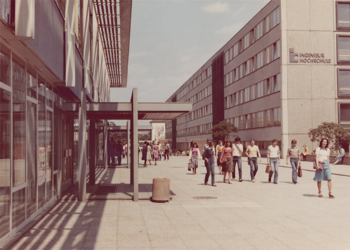 Studierende der Hochschule in Cottbus im Jahr 1981 zwischen Mensa und Hauptgebäude