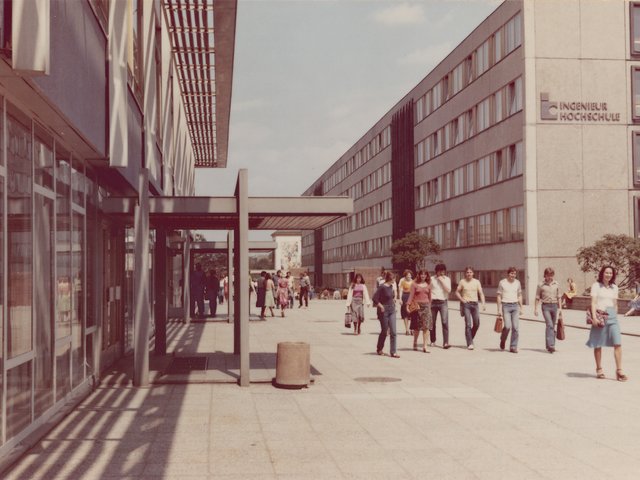 Studierende der Hochschule in Cottbus im Jahr 1981 zwischen Mensa und Hauptgebäude