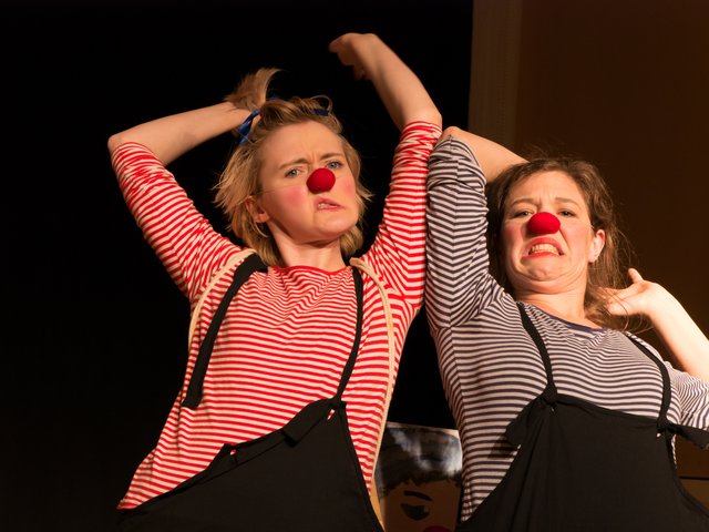 Zwei Clowns auf der Bühne