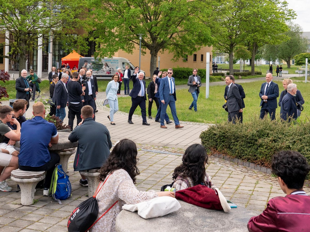Der Bundespräsident geht in Begleitung der BTU-Präsidentin und weiterer Personen über den Campus und winkt zum Abschied. © BTU, Ralf Schuster