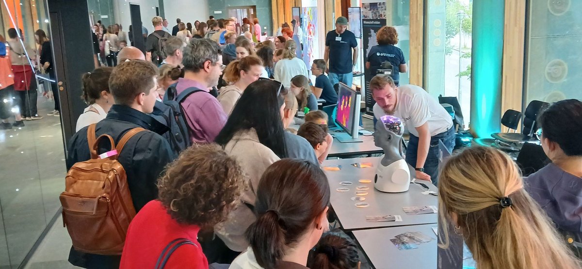 Sehr viele interessierte Besucherinnen und Besucher umringen den Stand der BTU.