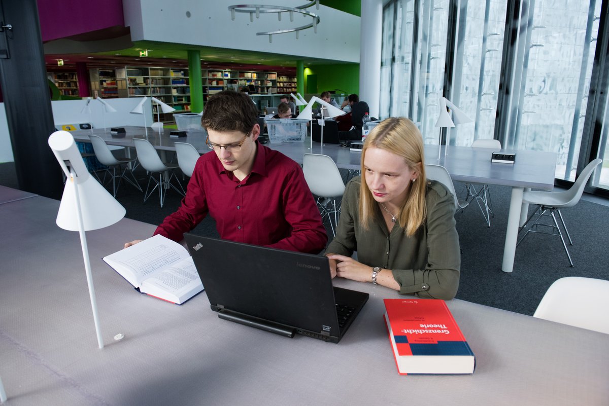  Zwei Studierende arbeiten am Laptop