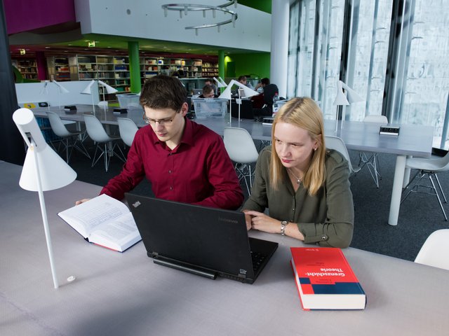  Zwei Studierende arbeiten am Laptop