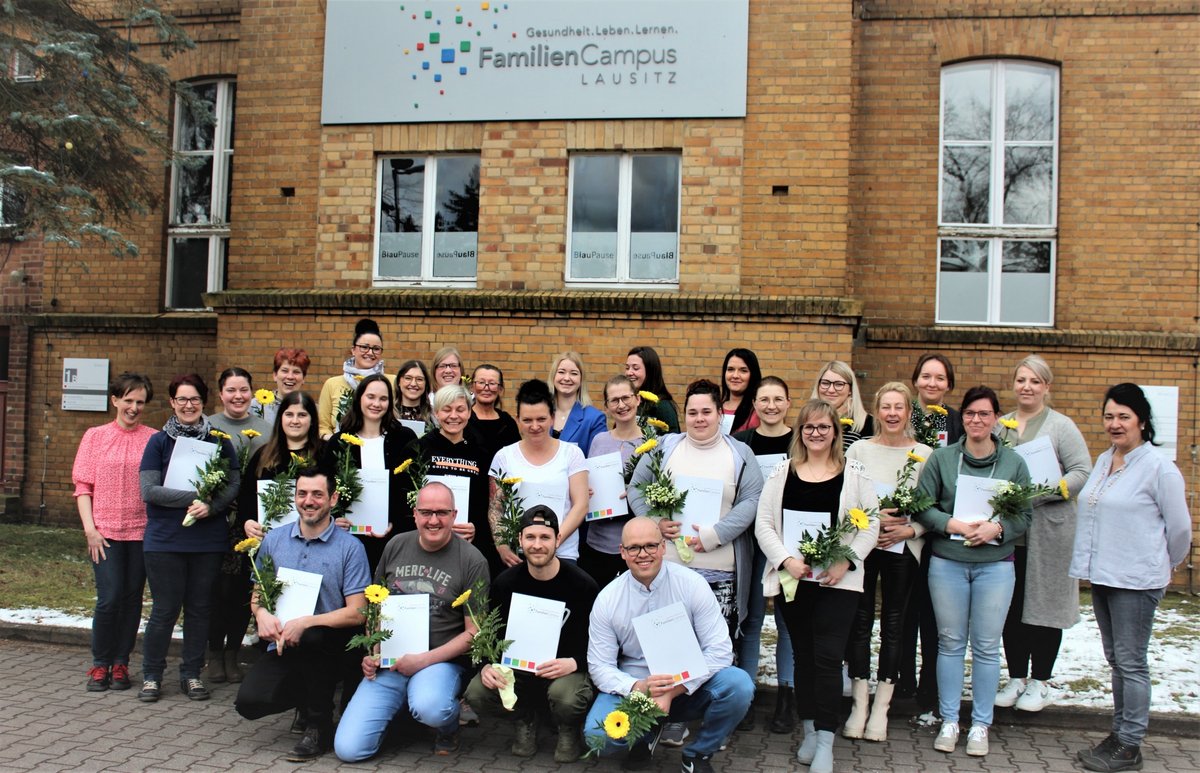 Gruppenfoto der Absolvent*innen der Praxisanleiter*innenweiterbildung 300 Stunden 2023