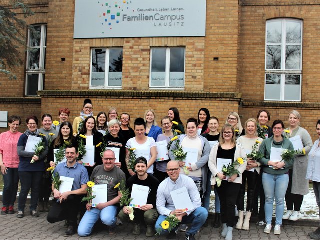 Gruppenfoto der Absolvent*innen der Praxisanleiter*innenweiterbildung 300 Stunden 2023